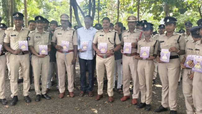 పోలీసు శిక్షణ కళాశాలలో శిక్షణ పూర్తి చేసుకున్న సుమారు 184 మంది పోలీసు సిబ్బందికి సమాచార దీపికలు పంపిణీ కార్యక్రమం నిర్వహించారు.