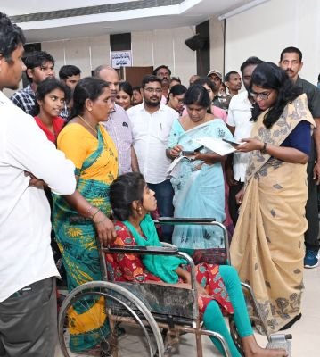 పిజిఆర్‌ఎస్, రెవిన్యూ క్లినిక్లు ద్వారా స్వీకరించిన అర్జీలకు నాణ్యమైన పరిష్కారం చూపాలి  దివ్యాంగులు చెంతకు వెళ్ళి అర్జీలను స్వీకరించి, వారికి భరోసానిచ్చిన జిల్లా కలెక్టరు కె.వెట్రిసెల్వి
