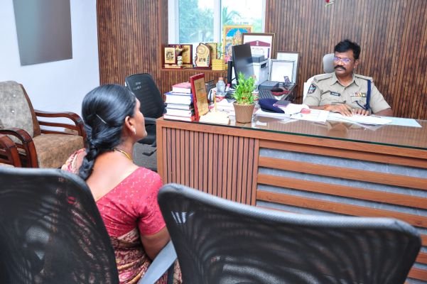 ప్రజా ఫిర్యాదుల పరిష్కారంలో అలసత్వం వద్దు