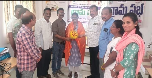 సచివాలయం ఉద్యోగికి ఘన సన్మానం