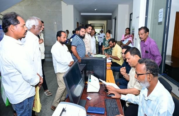 ప్రజావాణి దరఖాస్తులను తక్షణమే పరిష్కరించాలి .