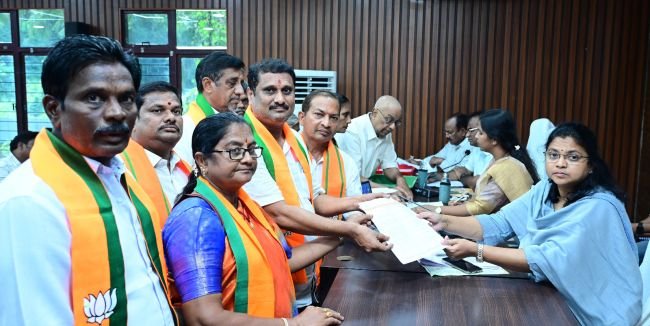 పి జి ఆర్‌ ఎస్‌ ఫిర్యాదుల పరిష్కారానికి ప్రత్యేక చర్యలు తీసుకోవాలి*  ***పెండింగ్‌ ఫిర్యాదులను త్వరితగతిన పరిష్కరించాలి*  *పి జి ఆర్ ఎస్ 159, రెవిన్యూ క్లినిక్ 38  **-జిల్లా కలెక్టర్ చదలవాడ నాగరాణి