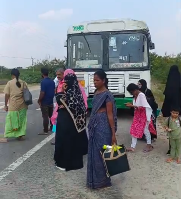 ఆర్టీసీ బస్సు నిలిచిపోయి ప్రయాణికుల అవస్థలు 