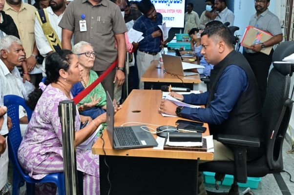 పీజీఆర్‌ఎస్‌ అర్జీలను సకాలంలో నాణ్యతతో పరిష్కరించాలి