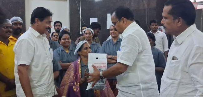 బి.గాయత్రి సేవా నిరతికి సత్కారం