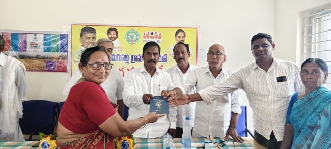 ఇందుగుపల్లిలో 725 మంది లబ్ధిదారులకు పట్టాదారు పాస్ పుస్తకాల పంపిణీ