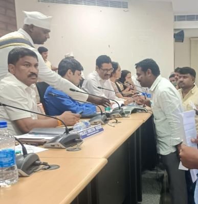 ప్రాణాలతో చెలగాటమాడుతున్న ఫార్మా కంపెనీని మూసివేయాలని కలెక్టర్ కి ఫిర్యాదు