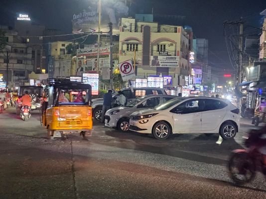 కడప ఎన్టీఆర్ సర్కిల్ లో ట్రాఫిక్ సమస్యలు