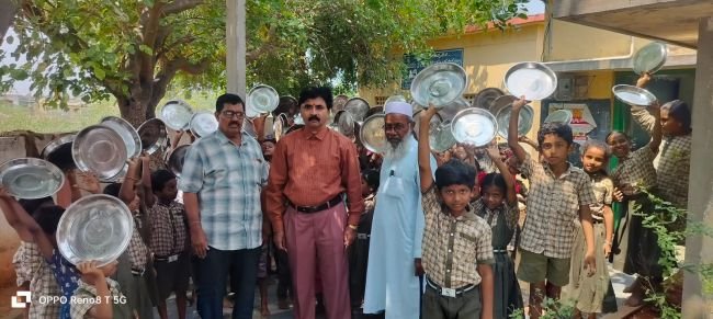 పాఠశాల అభివృద్ధికి దాతలు సహకరించాలి