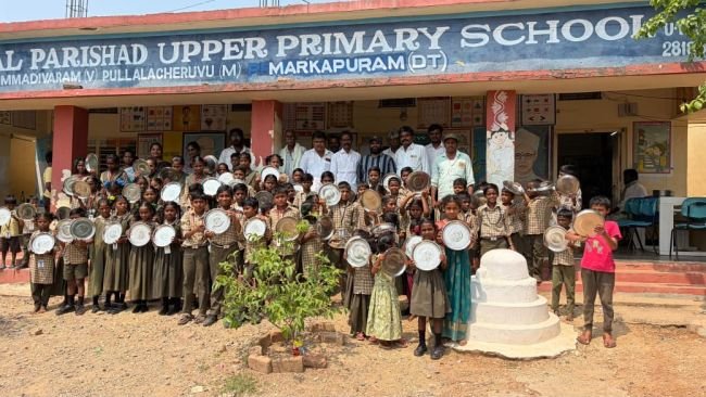 విద్యార్థులకు భోజన ప్లేట్ల పంపిణీ