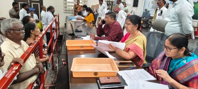 ప్రజా సమస్యల పరిష్కారంలో నిర్లక్ష్యం తగదు . గ్రీవెన్స్ అర్జీలపై ప్రత్యేక శ్రద్ధ అవసరం : డీ.ఆర్.వో.