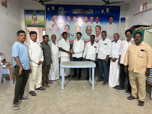 వైసీపీ నాయకులకు పార్టీ ఐడీ కార్డులు పంపిణీ 