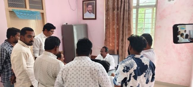 రిజిస్ట్రేషన్ ప్రక్రియ కొనసాగించాలని సబ్ రిజిస్టార్ కార్యాలయం ముందు ధర్నా  