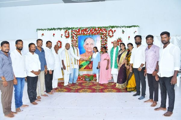 నానమ్మ జ్ఞాపకంగా.. విద్యార్థినికి రూ.25 వేల సాయం
