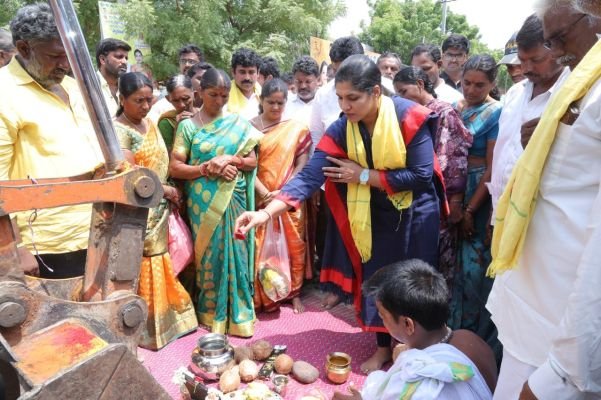 రోడ్ల నిర్మాణనికి ప్రాధాన్యం. గొట్టిపాటి లక్ష్మి.