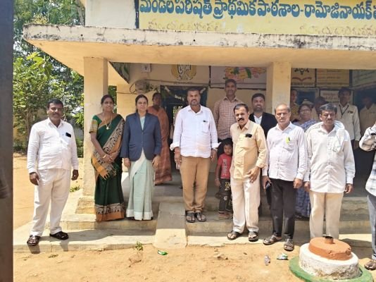 తల్లిదండ్రులు తమ పిల్లలను ప్రభుత్వ పాఠశాలలకు పంపించాలి