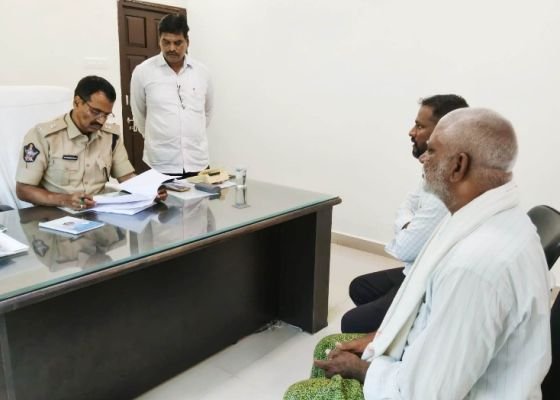జిల్లా పోలీస్ “మీకోసం” కు  100 ఫిర్యాదులు