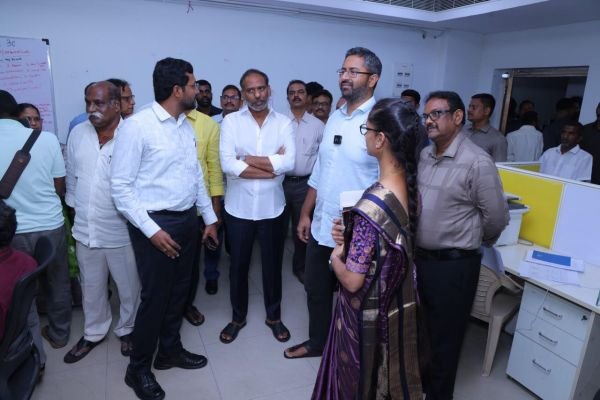 విద్యుత్‌ ఫిర్యాదులపై మంత్రి గొట్టిపాటి ఆకస్మిక తనిఖీ.. - 1912 కాల్‌సెంటర్‌ పనితీరుపై ఆరా -విశాఖలో ఏపీఈపీడీసీఎల్‌ కార్పొరేట్‌ కార్యాలయంలో మంత్రి తనిఖీ