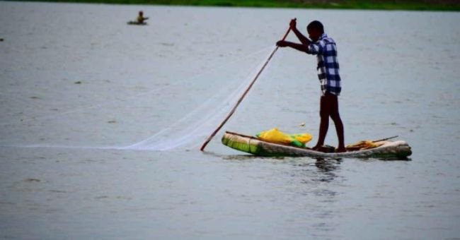 మత్స్యకార కుటుంబాల జీవనోపాధిని రాజకీయ ప్రయోజనాల కోసం దెబ్బతీయవద్దు  హైకోర్టు ఉత్తర్వులు అమలులో ఉండగా రాజకీయ జోక్యం ఎందుకు?