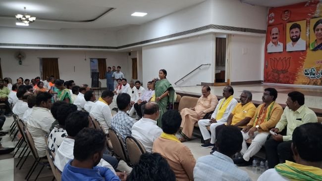 స్థానిక సంస్థల ఎన్నికలకు సంసిద్ధం టిడిపి జిల్లా అధ్యక్షులు, ఎమ్మెల్యే బడేటి చంటి, పరిశీలకురాలు అనురాధ, ఎమ్మెల్యే కామినేని , ఎమ్మెల్సీ జయమంగళ, త్రిమూర్తులు