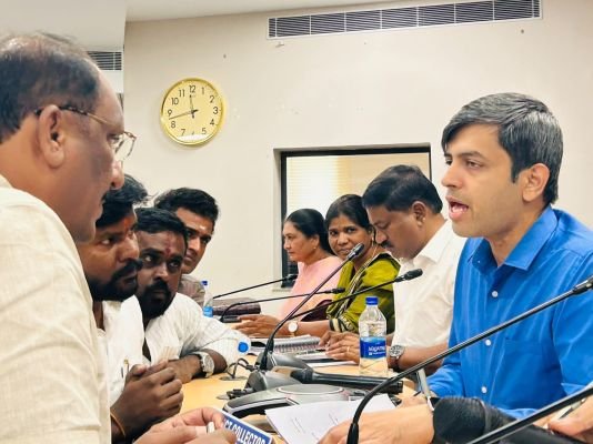 జిల్లా కలెక్టర్ కి వినతి పత్రం అందజేసిన బీజేపీ నేతలు