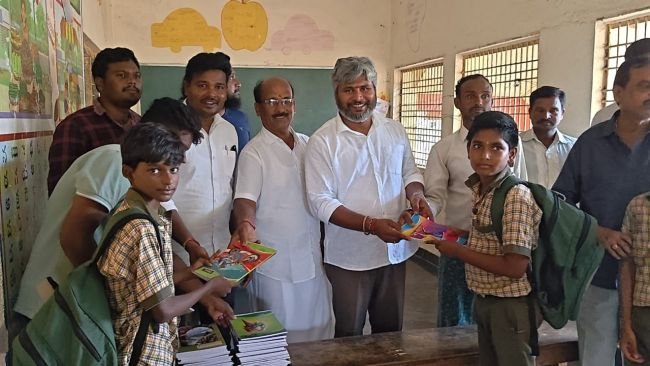 వరద బాధిత విద్యార్థులకు నోట్ బుక్స్ పంపిణీ 