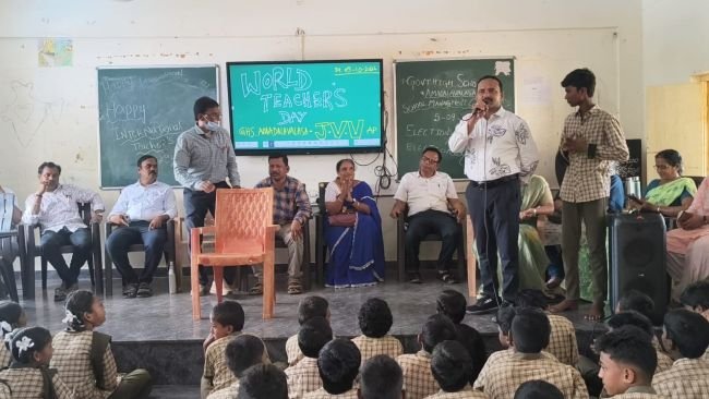 సమాజంలో ఉపాధ్యాయ వృత్తికి ప్రత్యేక గౌరవం