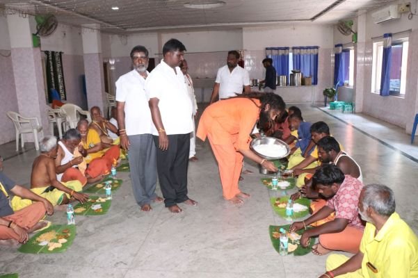 భక్తులకు అన్నప్రసాదాలు పంపిణీ 