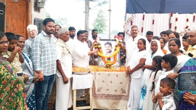 ఈశ్వరరావు కుటుంబ సభ్యులను పరామర్శించిన మాజీ డిప్యూటీ సీఎం 