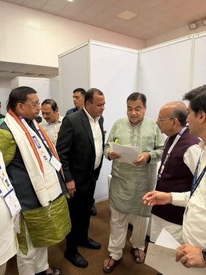 కేంద్ర మంత్రి నితిన్ గడ్కరితో రాష్ట్ర మంత్రి మంత్రి కోమటిరెడ్డి వెంకటరెడ్డి భేటీ.