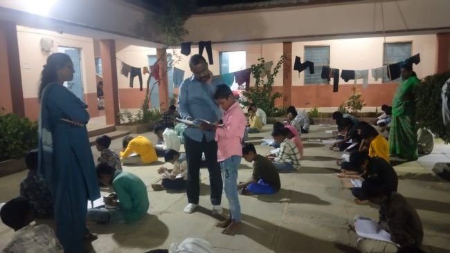 బీసీ బాలుర వసతి గృహంలో తహసీల్దార్ అశోక్ ఆకస్మిక తనిఖీ