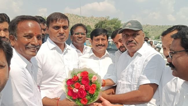 ఎంపీ మిథున్ రెడ్డికి అపూర్వ స్వాగతం పలికిన తట్టి శ్రీనివాసులు రెడ్డి