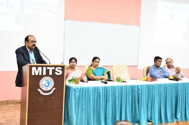నూతన పరిశోధనలు,ఆవిష్కరణలపై విద్యార్థులు దృష్టి సారించాలి 