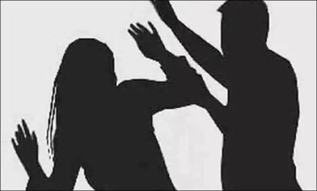 ఇంట్లో ఇనుపరాడ్‌తో భార్యపై దాడి