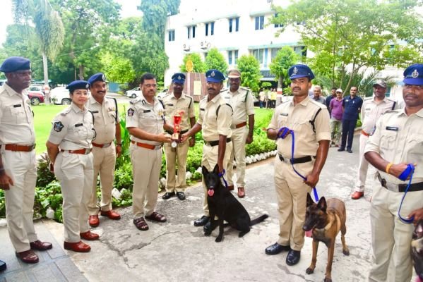 పోలీసులకు మూడు నూతన స్నిఫర్ డాగ్స్