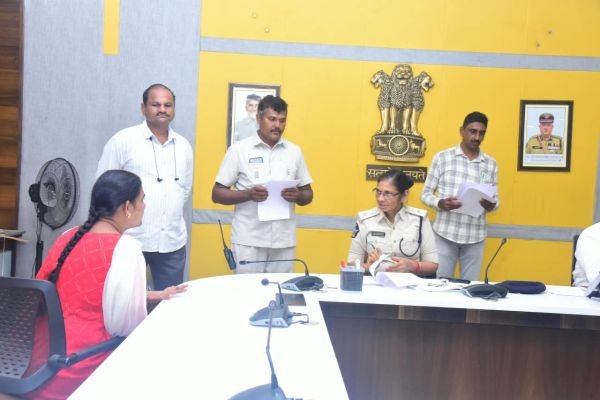 ప్రజా సమస్యల పరిష్కార వేదికకు 103 ఫిర్యాదులు