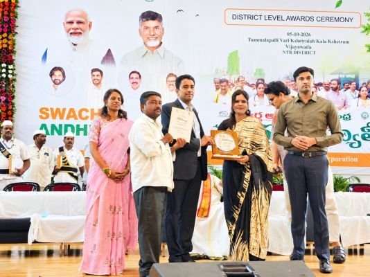 స్వచ్ఛాంధ్ర అవార్డు అందుకున్న జెడ్పీ సీఈఓ డా. జె.అరుణ 