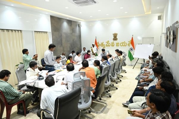 అభివృద్ధి పనులను నిర్దేశిత గడువులోగా పూర్తి చేయాలి..  కలెక్టర్ డా. ఆర్. మహేష్ కుమార్..