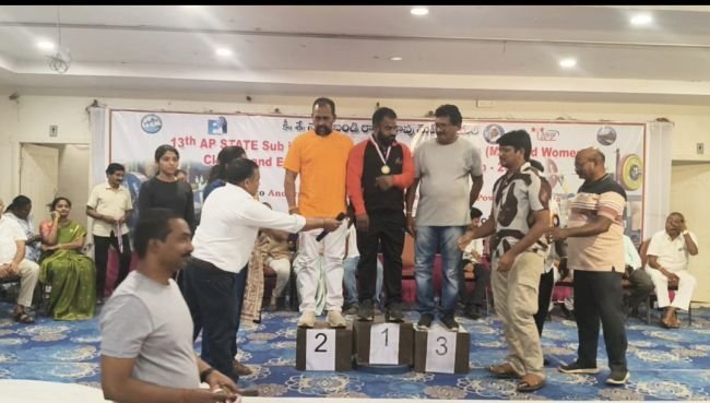 పంచాయతీ కార్యదర్శి  బయ్యవరపు శివాజీకి రాష్ట్రస్థాయి సిల్వర్ మెడల్