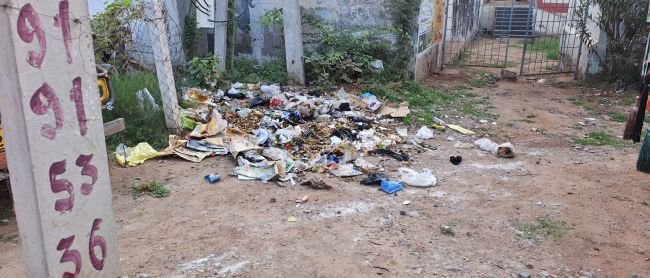 గ్రామాల్లో పేరుకుపోతున్న చెత్త.. బాలికల హాస్టల్, గ్రంథాలయం సమీపంలోనే వ్యర్థాల పారబోత! 