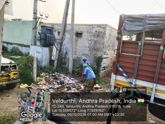 గ్రంథాలయం, బాలికల హాస్టల్ ప్రాంగణాల్లో పారిశుధ్య పనులు: 'సూర్య' కథనానికి తక్షణ స్పందన