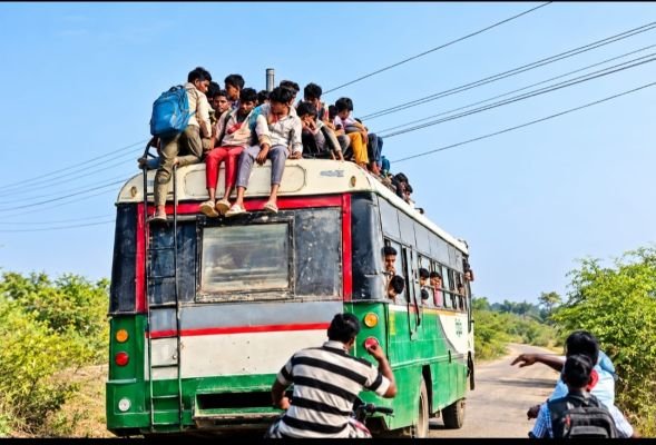 బస్సు టాప్ పై విద్యార్థులు.. తాకే దూరంలో విద్యుత్ తీగలు.
