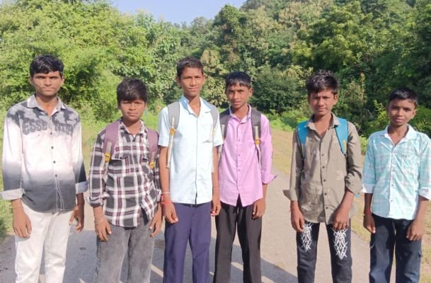 బస్సు సౌకర్యం లేక అగర్‌గూడ విద్యార్థుల అవస్థలు