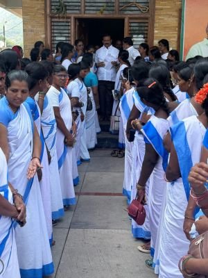 ఆశా వర్కర్ల సమస్యలు పరిష్కరించాలని ఎంపీకి వినతిపత్రం