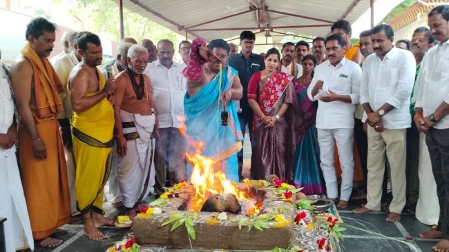 వర్షాల కురవాలి ప్రజల సంతోషంగా ఉండాలి. గొట్టిపాటి లక్ష్మి.