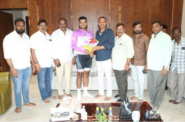 త్రిలోక్ కొత్తపల్లిని సత్కరించిన ఎమ్మెల్యే బండారు లక్ష్మారెడ్డి
