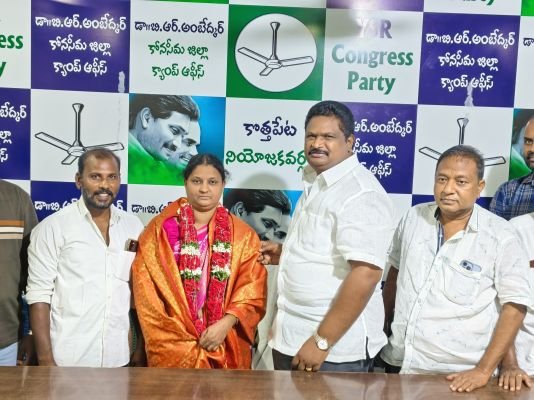 వైఎస్ఆర్సిపి జిల్లా మహిళా విభాగం వైస్ ప్రెసిడెంట్ గా ఝాన్సీ