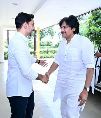డిప్యూటీ సీఎం ప‌వ‌న్ క‌ళ్యాణ్‌కు స్వాగ‌తం ప‌లికిన మంత్రి నారా లోకేష్‌