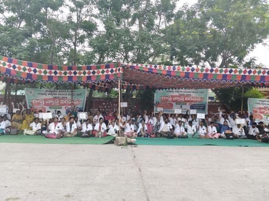 కాంట్రాక్టు ఉద్యోగుల నిరవధిక ధర్నా