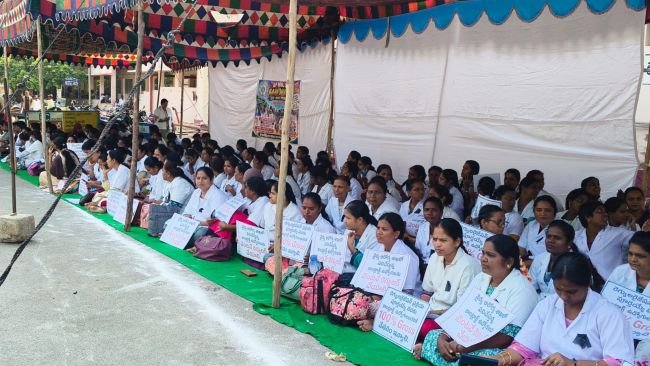 అనంతపురం జిల్లాలో వైద్య సేవలకు అంతరాయం  శాశ్వత ఉద్యోగులుగా గుర్తించాలని డిమాండ్‌.. విధులు బహిష్కరించిన వైద్య, ఆరోగ్య శాఖ కాంట్రాక్ట్ ఉద్యోగులు